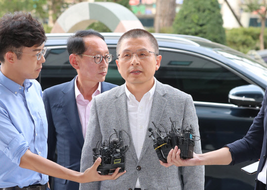 황교안 한국당 대표가 1일 패스트트랙 충돌 사건 관련 조사를 받으려고 서울남부지검에 자진 출석하고 있다. 연합뉴스